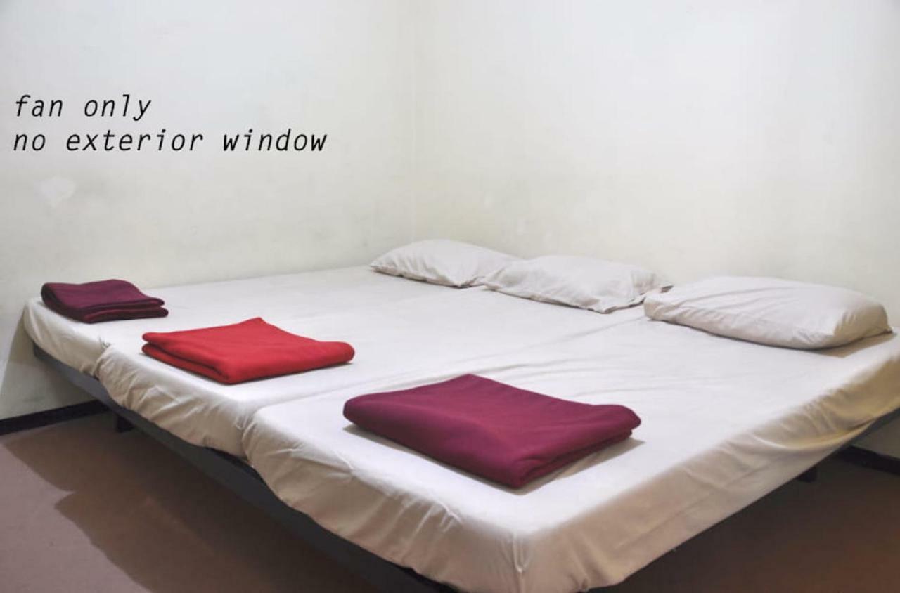 The Sleepingroom Hostel Γιογκιακάρτα Εξωτερικό φωτογραφία