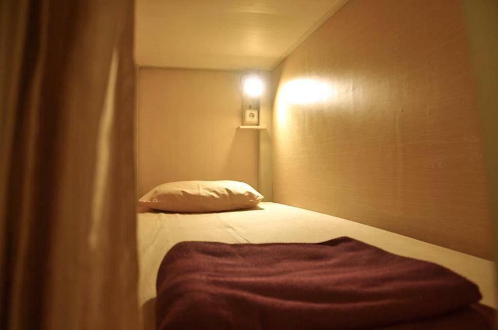 The Sleepingroom Hostel Γιογκιακάρτα Εξωτερικό φωτογραφία